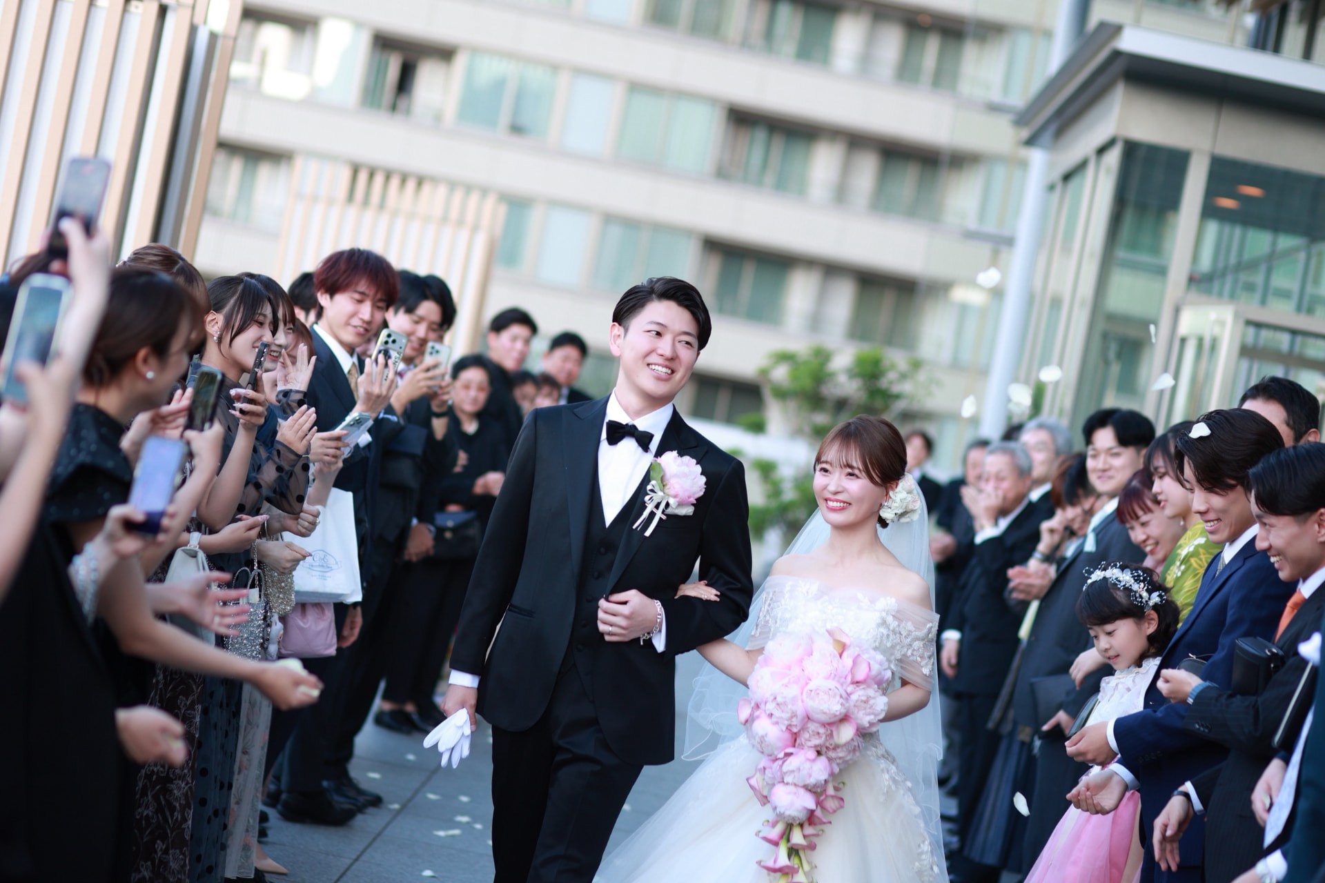 挙式当日 — ゲストの間を歩く新郎新婦