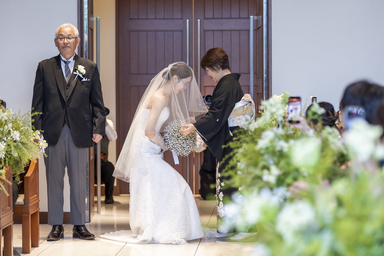 挙式会場 — お母様と向き合う花嫁様