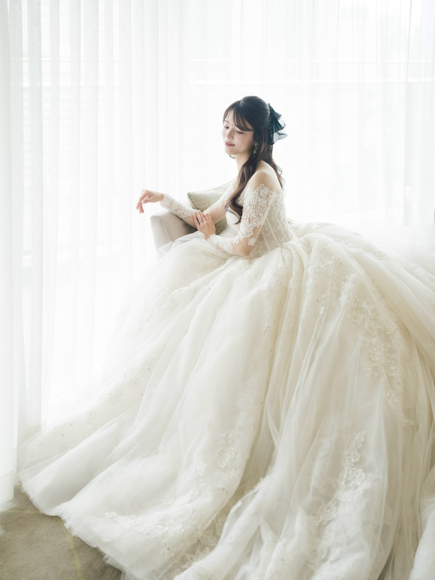 ブライダル美容整体の花嫁様 — 光の中のドレス姿｜Alignment TOKYO