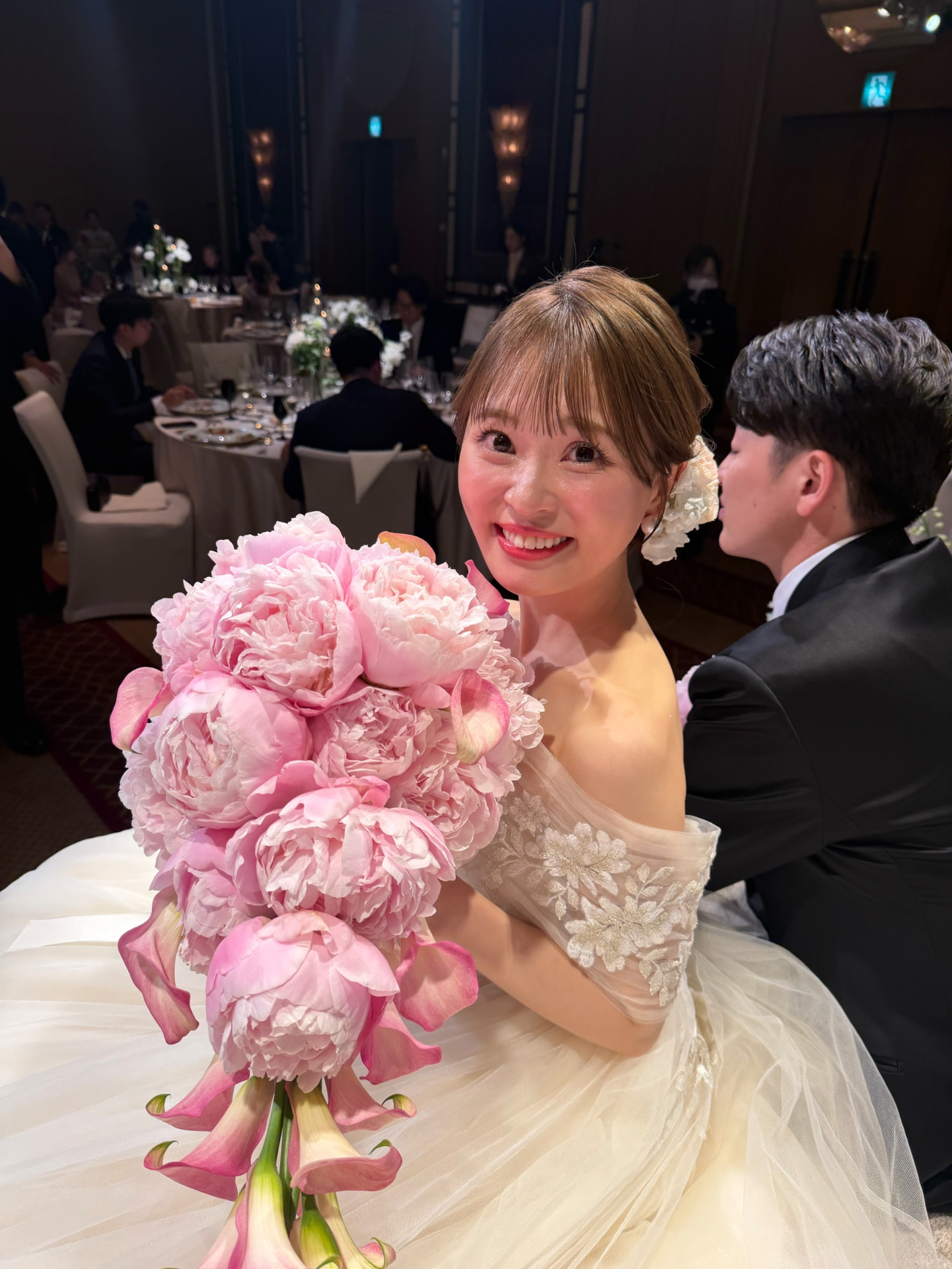 ブライダル美容整体の花嫁様 — ブーケとデコルテ・肩のライン｜Alignment TOKYO