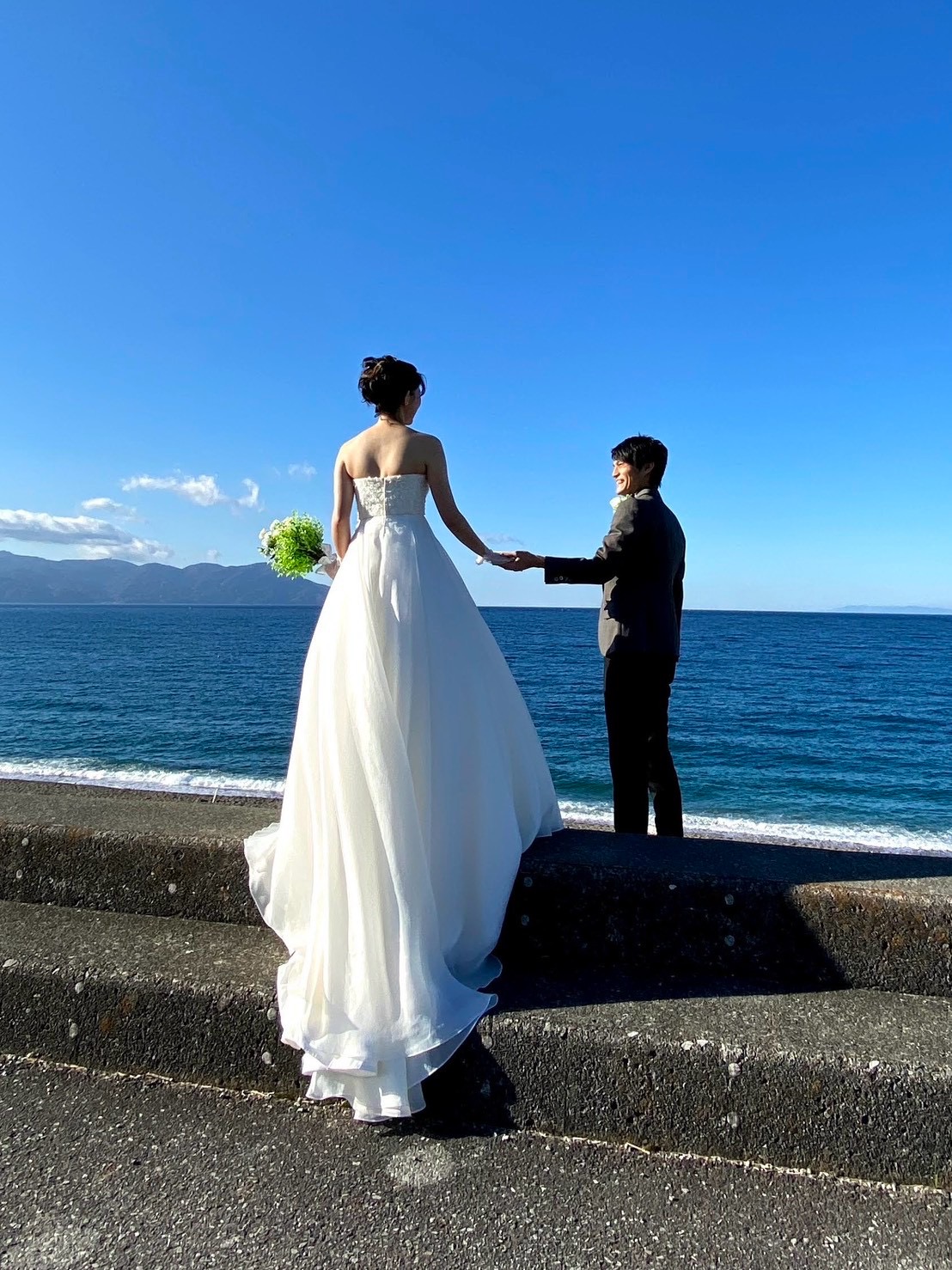 ブライダル美容整体の花嫁様 — 海辺・後ろ姿の背中ライン｜Alignment TOKYO